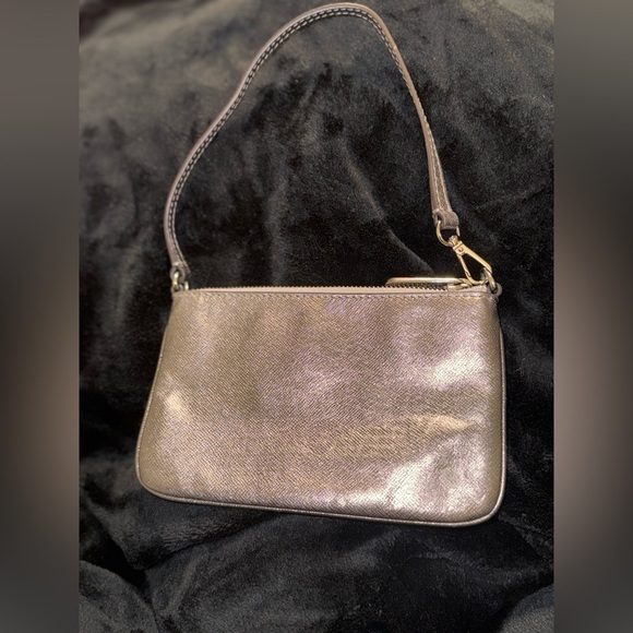 MICHAEL KORS GOLDTONED AUTHENTIC WRISTLET/PURSE Hand bag. - Picture 12 of 14